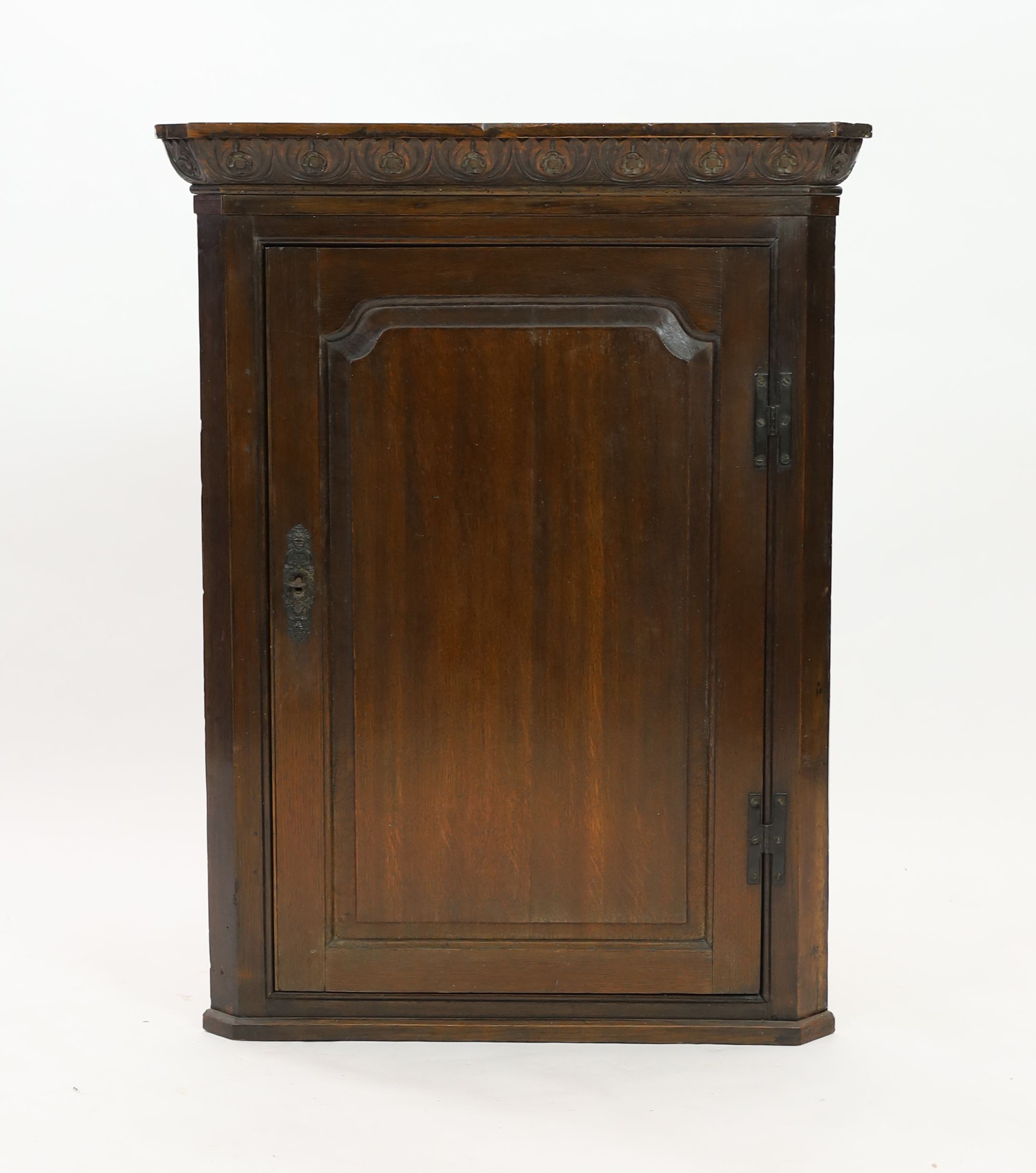 A George III oak hanging corner cupboard, width 75cm depth 43cm height 99cm
